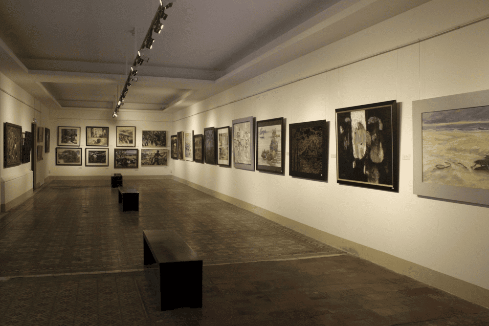 Taking photos next to the exhibits is also a great way for visitors to capture memorable moments at the Ho Chi Minh City Museum of Fine Arts (Source: Fanpage Bảo tàng Mỹ thuật TP. HCM - Fine Arts Museum, HCMC)
